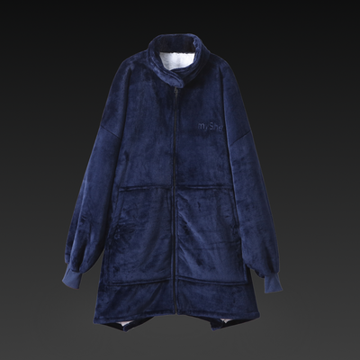 Product Kuschelmantel displayed on a clean background, showing main features and details, no visible text, neutral and inviting presentation