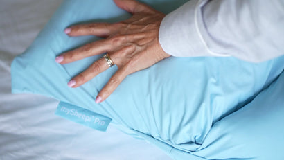 mySheepi HOME Pro Kopfkissen samtweich und kühlender Funktionsbezug gezeigt