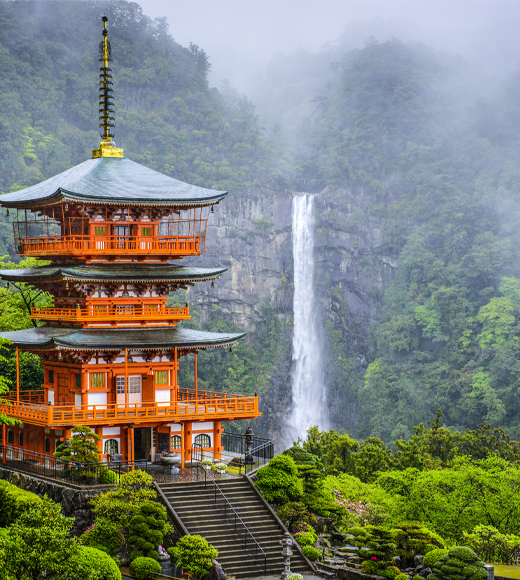 Japanischer Tempel vor einem Wasserfall
