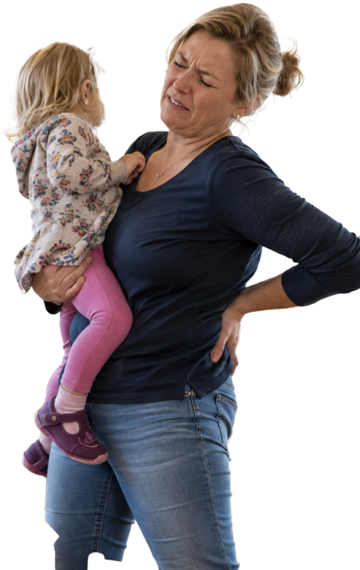 Mutter trägt ein Kind nach einem körperlich fordernden Arbeitstag
